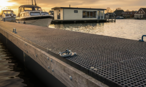 GVK Roosters liggen in een haventje.